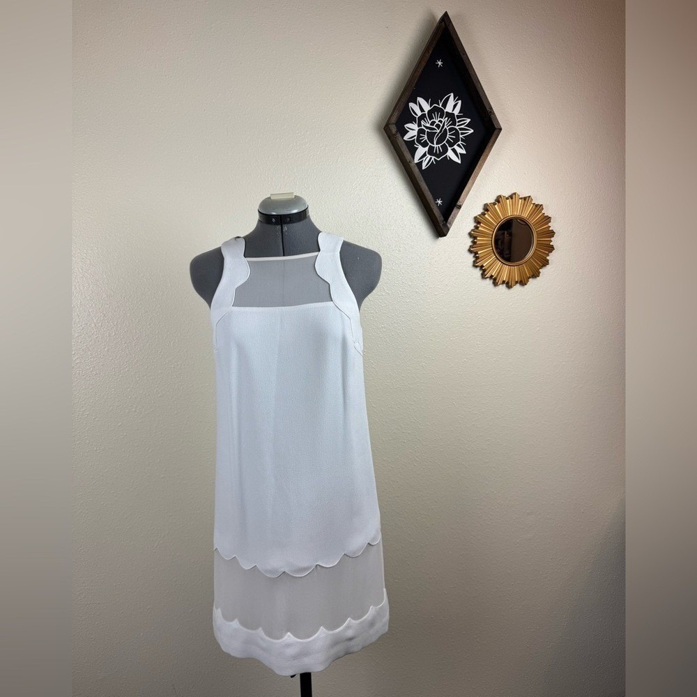 Monaco White Scalloped Sheath Dress Sleeveless Cocktail Bridal Textured XS 0